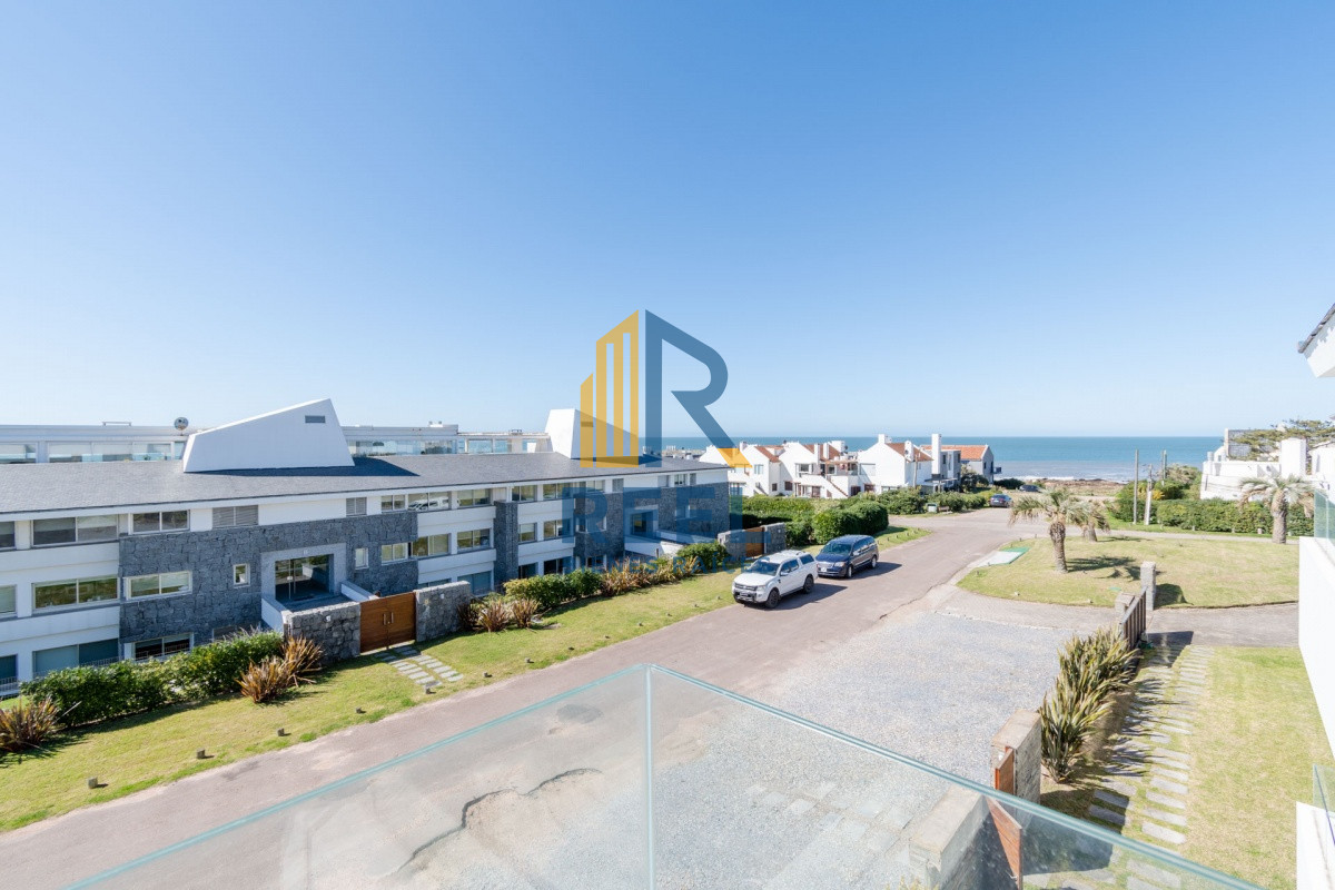 Apartamento ID.81 - Venta y alquiler temporario de apartamento penthouse de tres dormitorios en playa Montoya