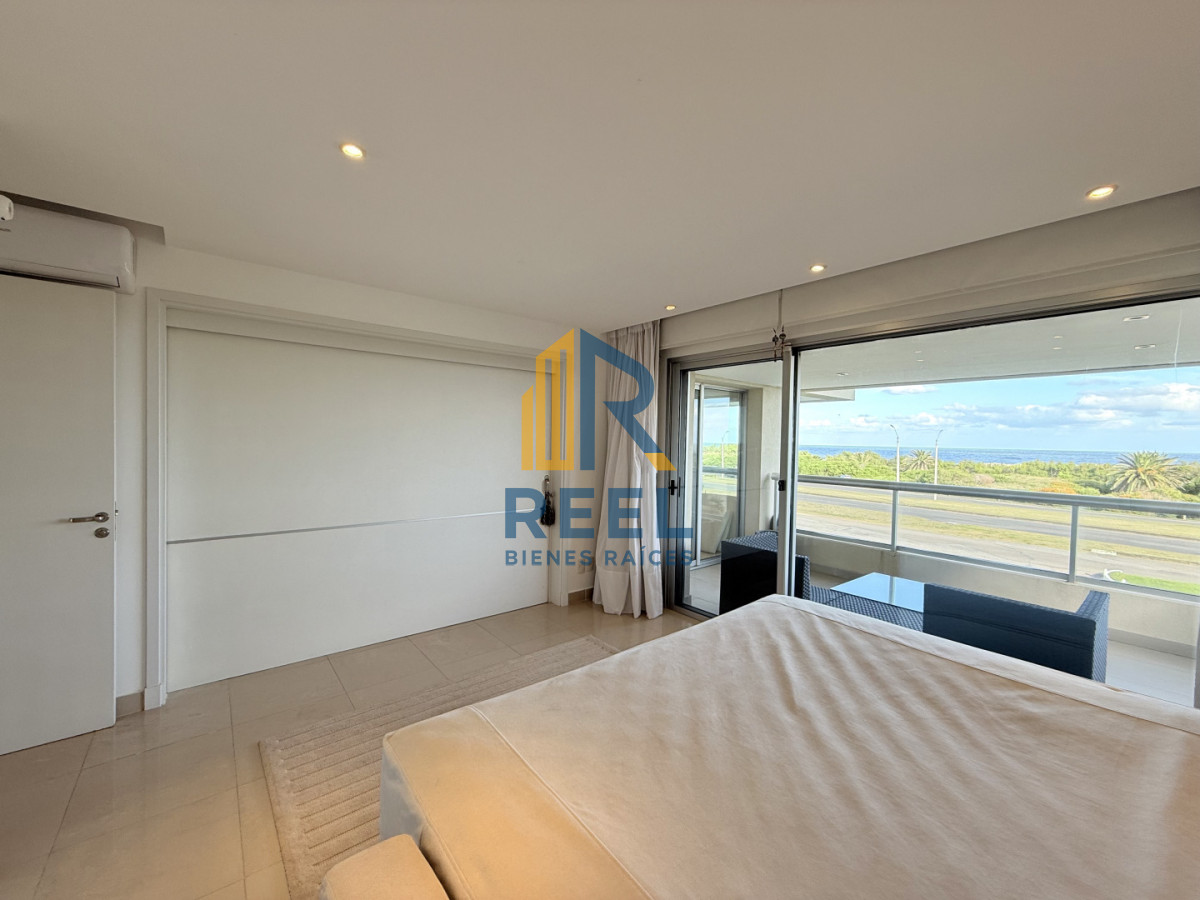 Apartamento ID.332 - Venta de apartamento de 3 dormitorios sobre primera fila de Playa Brava, Punta del Este