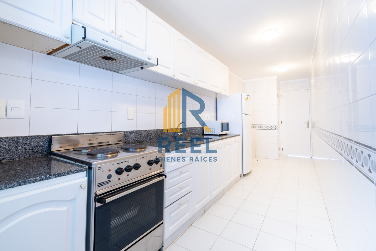 Apartamento ID.81 - Venta y alquiler temporario de apartamento penthouse de tres dormitorios en playa Montoya