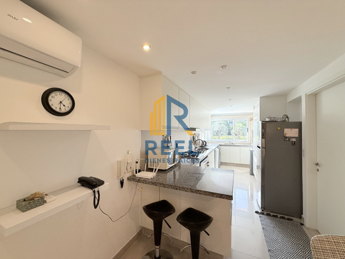 Apartamento ID.332 - Venta de apartamento de 3 dormitorios sobre primera fila de Playa Brava, Punta del Este