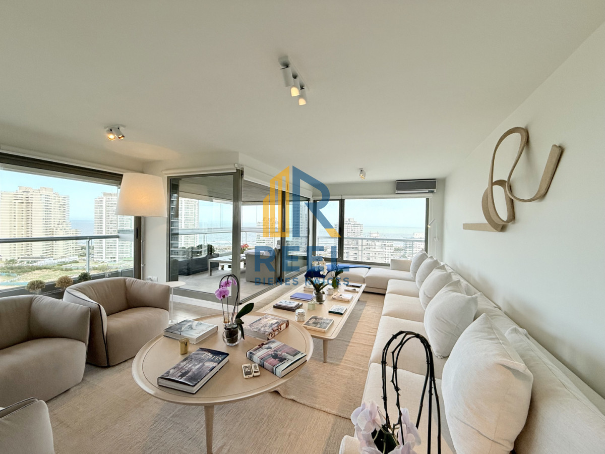 Apartamento ID.309 - Apartamento Penthouse finamente decorado de 3 dormitorios con parrillero propio en venta, Roosevelt Brava, Punta del Este