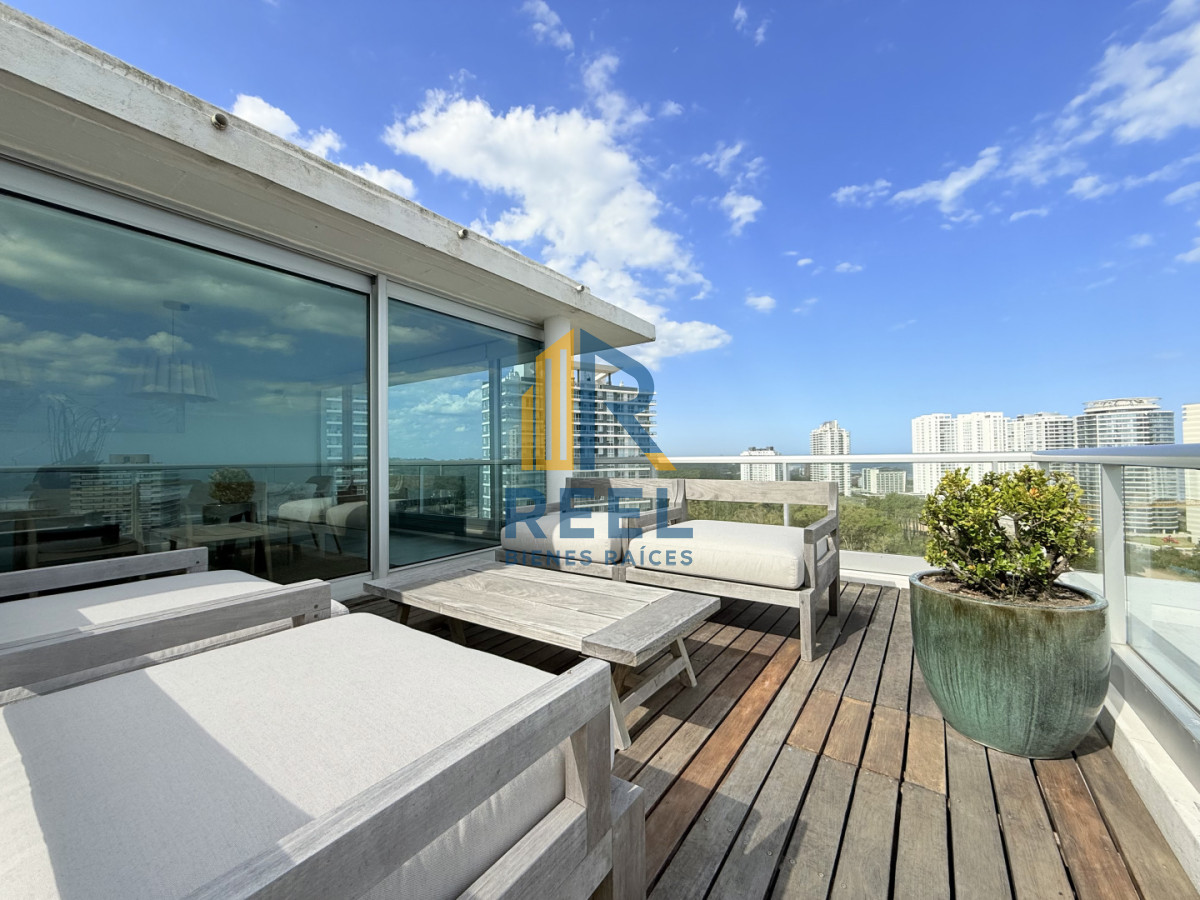 Apartamento ID.309 - Apartamento Penthouse finamente decorado de 3 dormitorios con parrillero propio en venta, Roosevelt Brava, Punta del Este