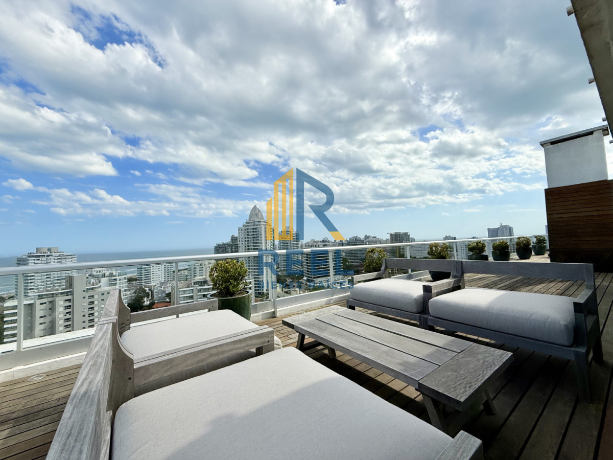 Apartamento ID.309 - Apartamento Penthouse finamente decorado de 3 dormitorios con parrillero propio en venta, Roosevelt Brava, Punta del Este
