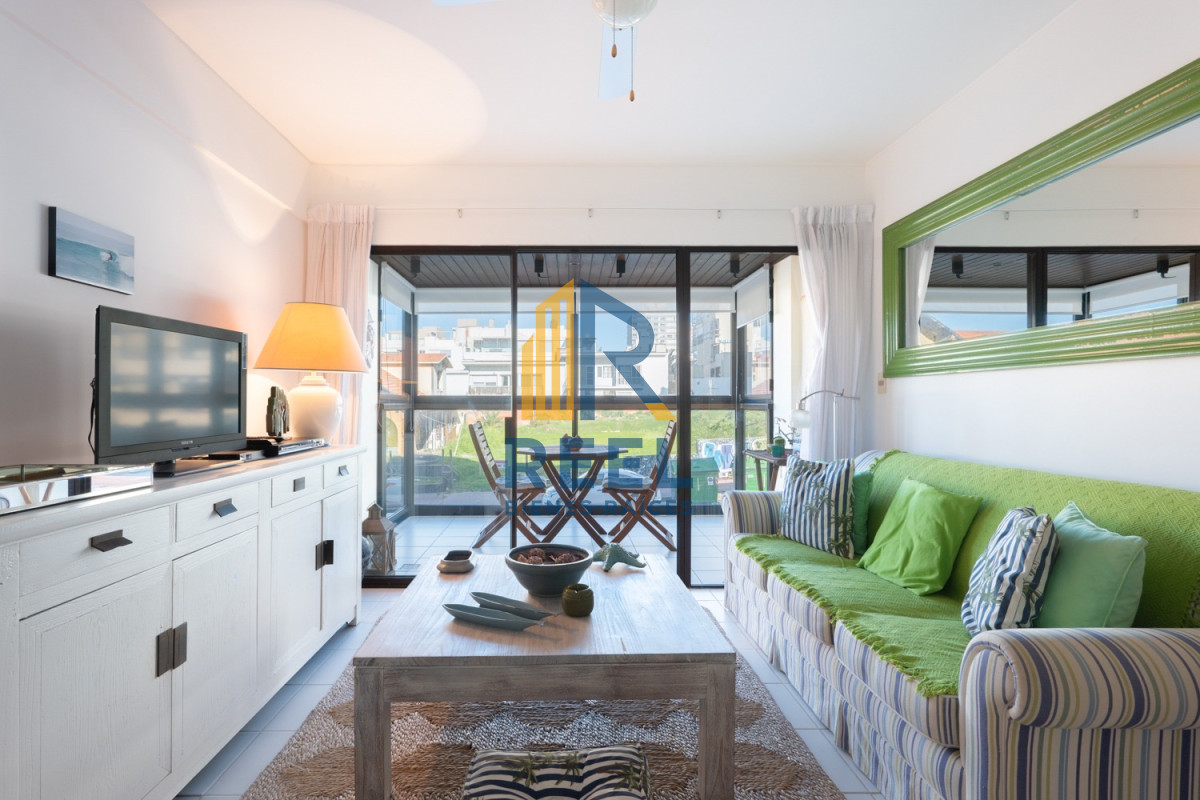 Apartamento ID.225 - Apartamento de 2 Dormitorios frente al Mar, en Venta, Península de Punta del Este