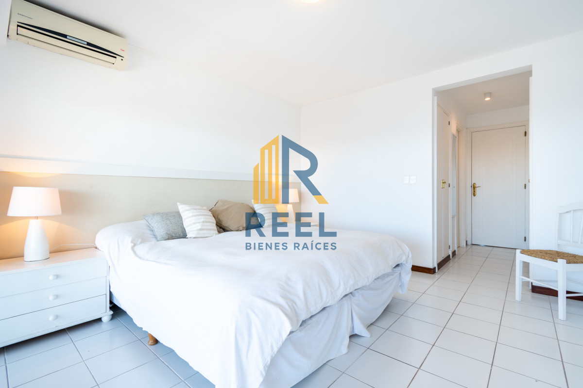 Apartamento ID.81 - Venta y alquiler temporario de apartamento penthouse de tres dormitorios en playa Montoya