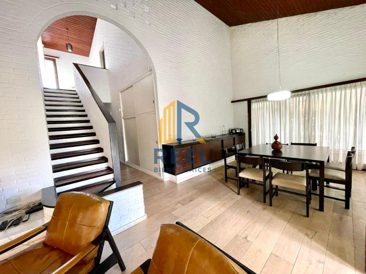 Casa ID.74 - Alquiler Anual, Casa de 4 Dormitorios, Parrillero y Piscina a pocos metros del Mar, Playa Mansa