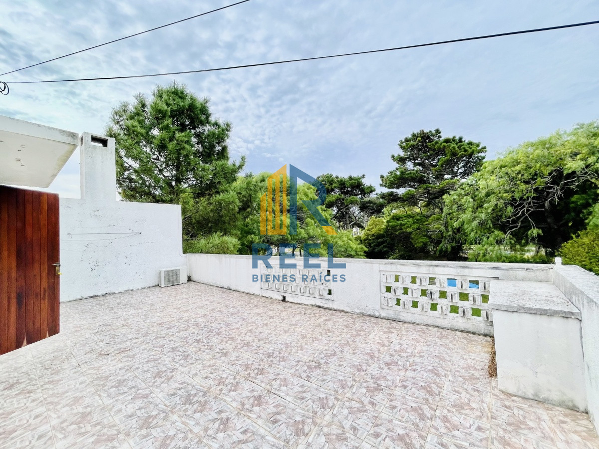 Casa ID.74 - Alquiler Anual, Casa de 4 Dormitorios, Parrillero y Piscina a pocos metros del Mar, Playa Mansa