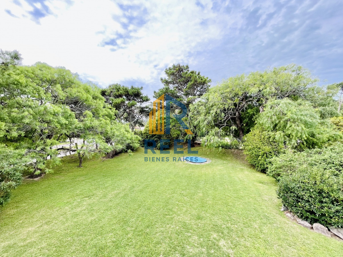 Casa ID.74 - Alquiler Anual, Casa de 4 Dormitorios, Parrillero y Piscina a pocos metros del Mar, Playa Mansa