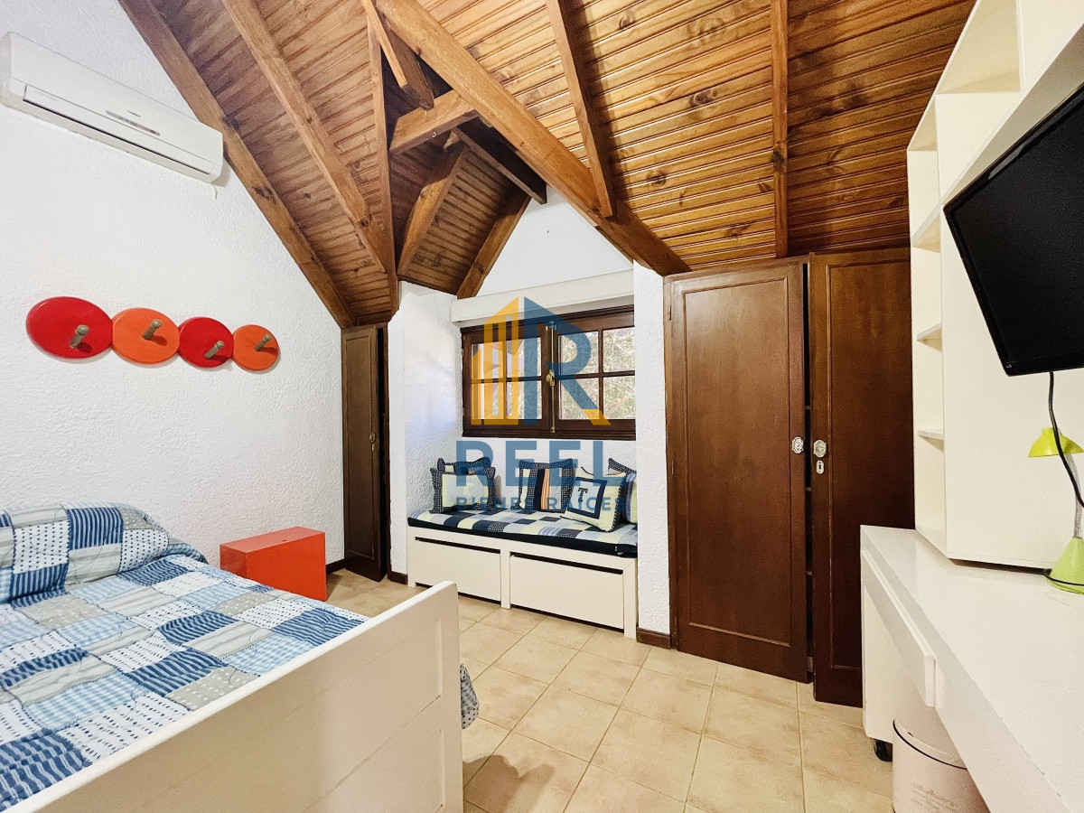 Casa ID.55 - Chalet de 5 Dormitorios y Piscina Climatizada en Punta del Este