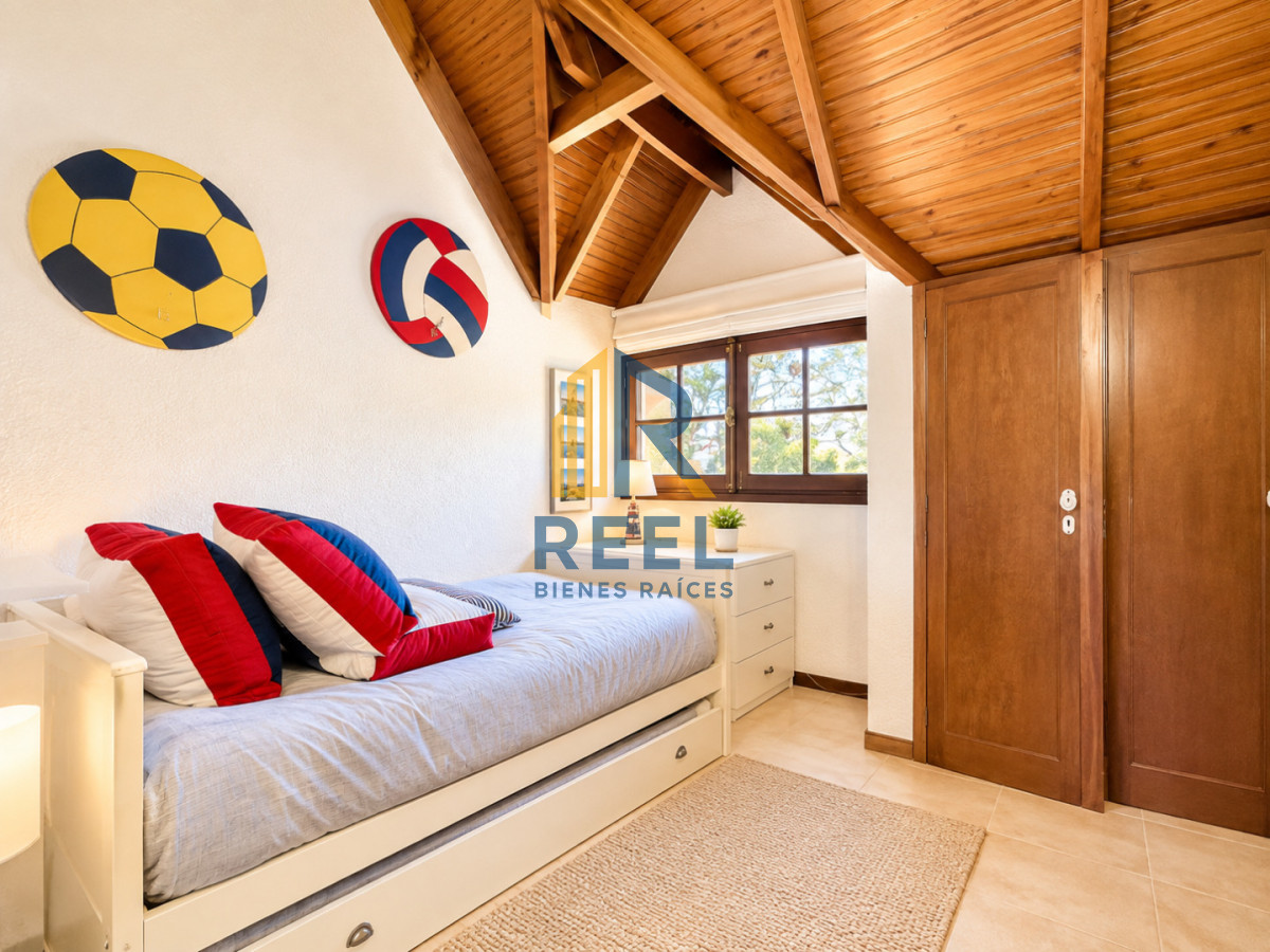 Casa ID.55 - Chalet de 5 Dormitorios y Piscina Climatizada en Punta del Este