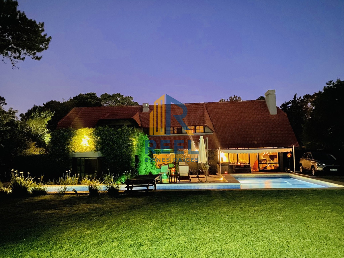 Casa ID.55 - Chalet de 5 Dormitorios y Piscina Climatizada en Punta del Este