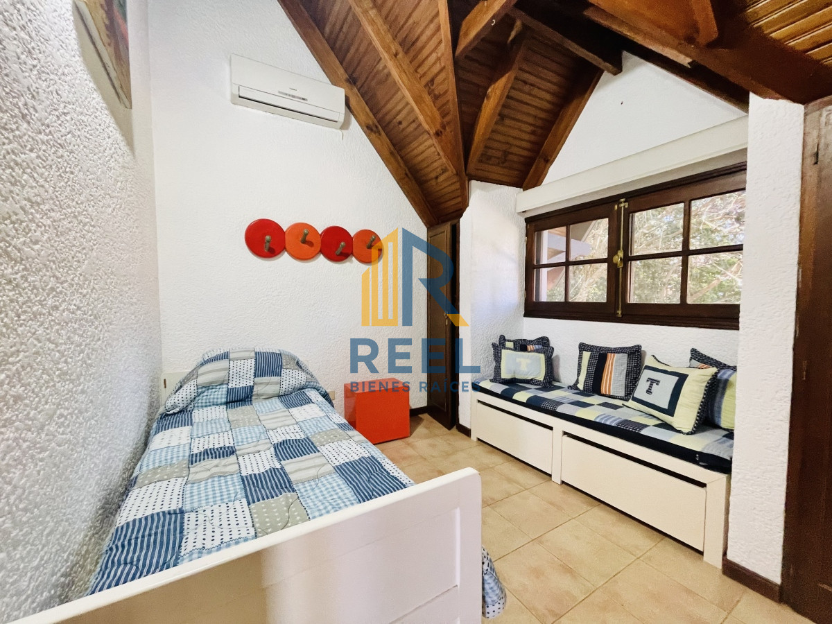 Casa ID.55 - Chalet de 5 Dormitorios y Piscina Climatizada en Punta del Este