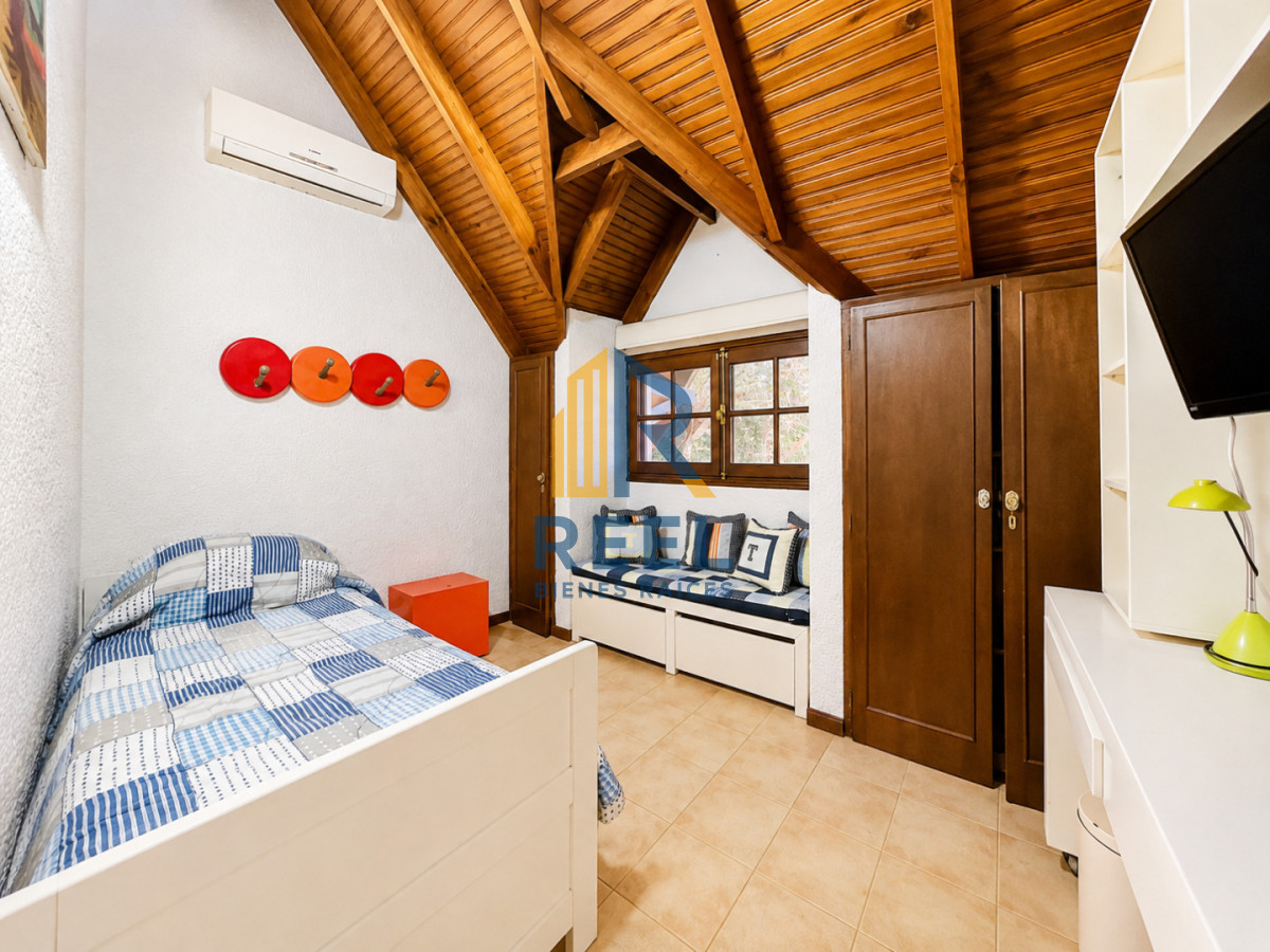 Casa ID.55 - Chalet de 5 Dormitorios y Piscina Climatizada en Punta del Este