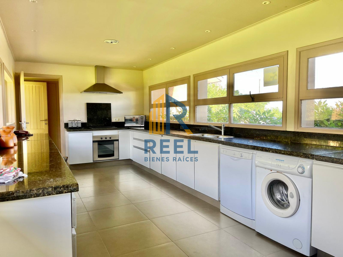 Casa ID.39 - Casa Premium de 4 Dormitorios Frente a Playa Mansa - Punta del Este