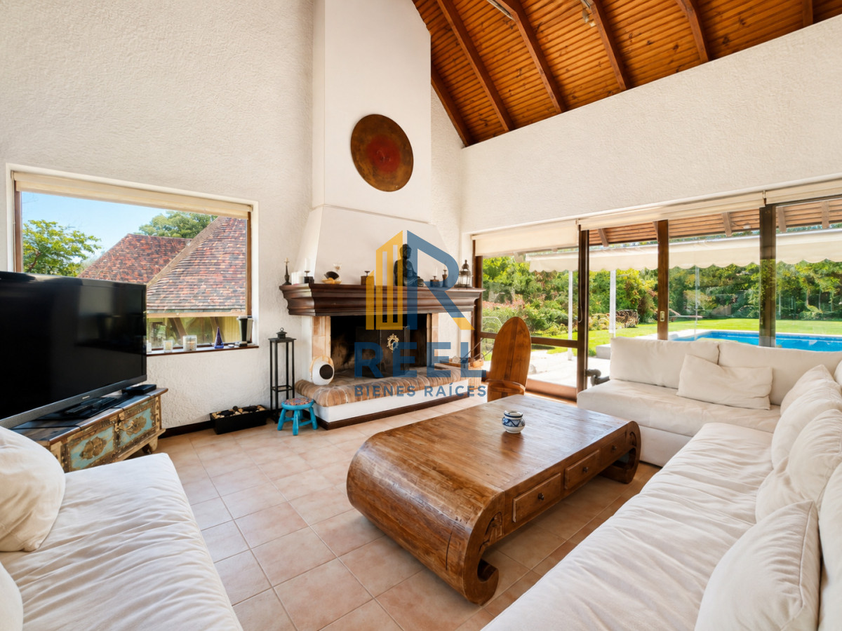 Casa ID.55 - Chalet de 5 Dormitorios y Piscina Climatizada en Punta del Este