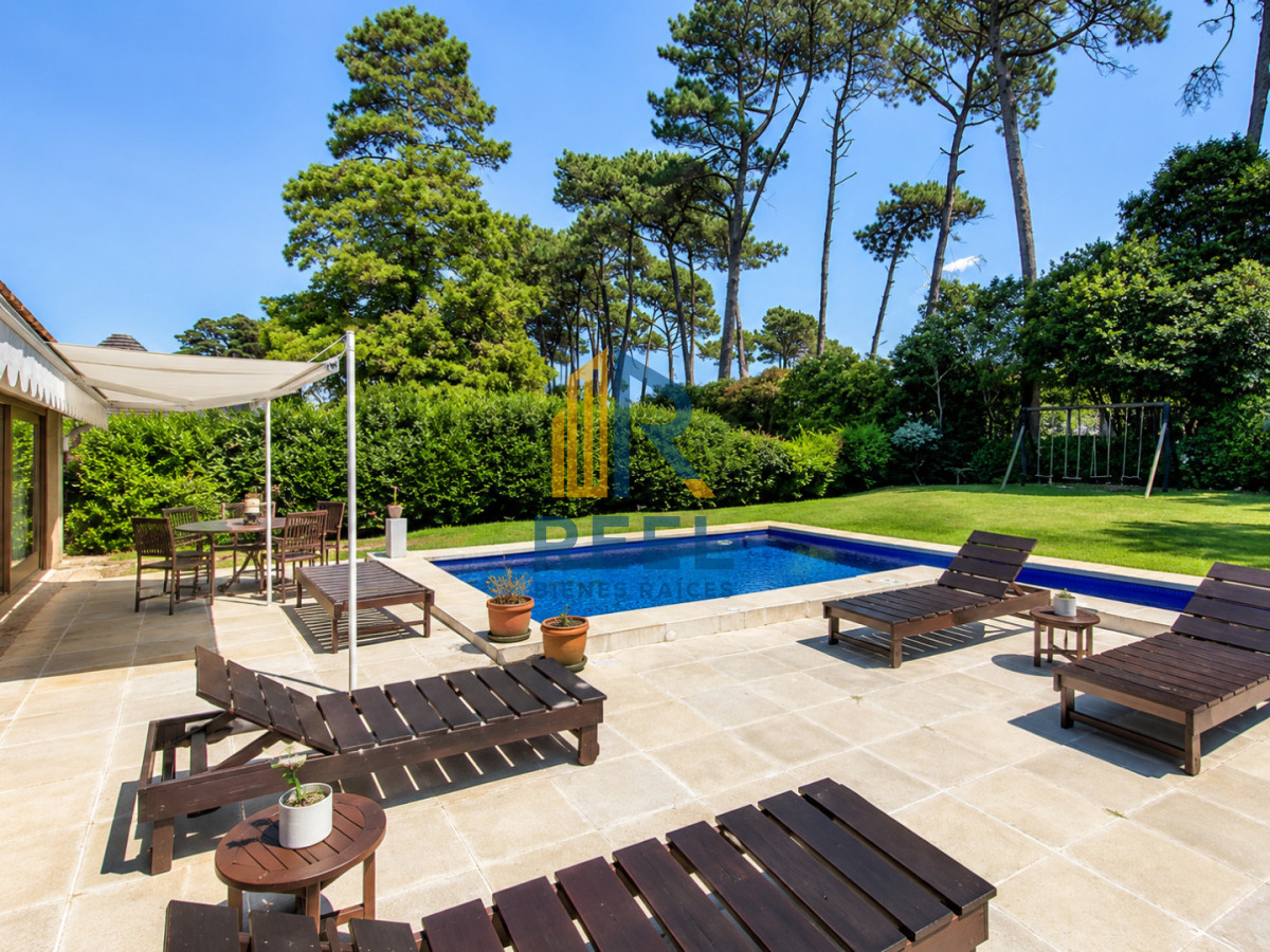 Casa ID.55 - Chalet de 5 Dormitorios y Piscina Climatizada en Punta del Este