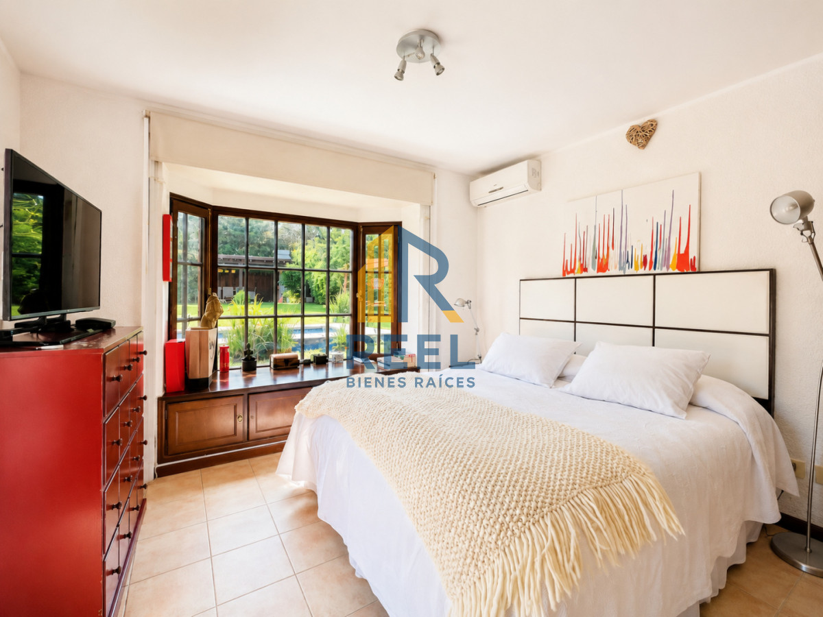Casa ID.55 - Chalet de 5 Dormitorios y Piscina Climatizada en Punta del Este