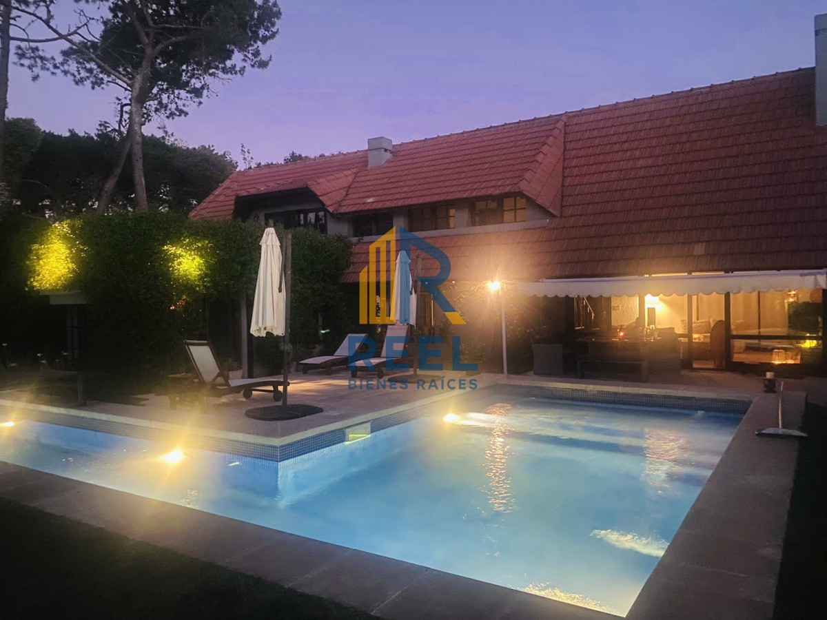 Casa ID.55 - Chalet de 5 Dormitorios y Piscina Climatizada en Punta del Este