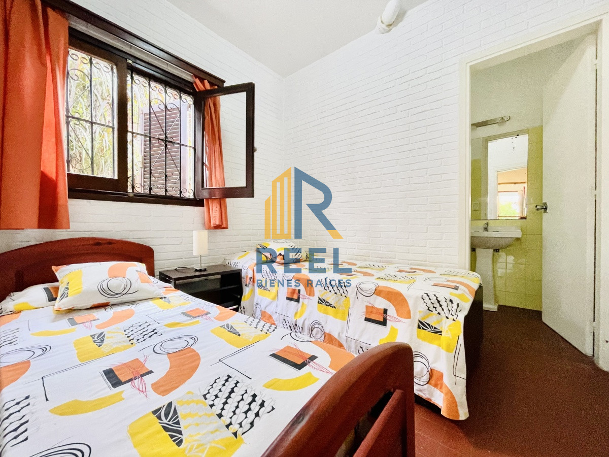 Casa ID.74 - Alquiler Anual, Casa de 4 Dormitorios, Parrillero y Piscina a pocos metros del Mar, Playa Mansa