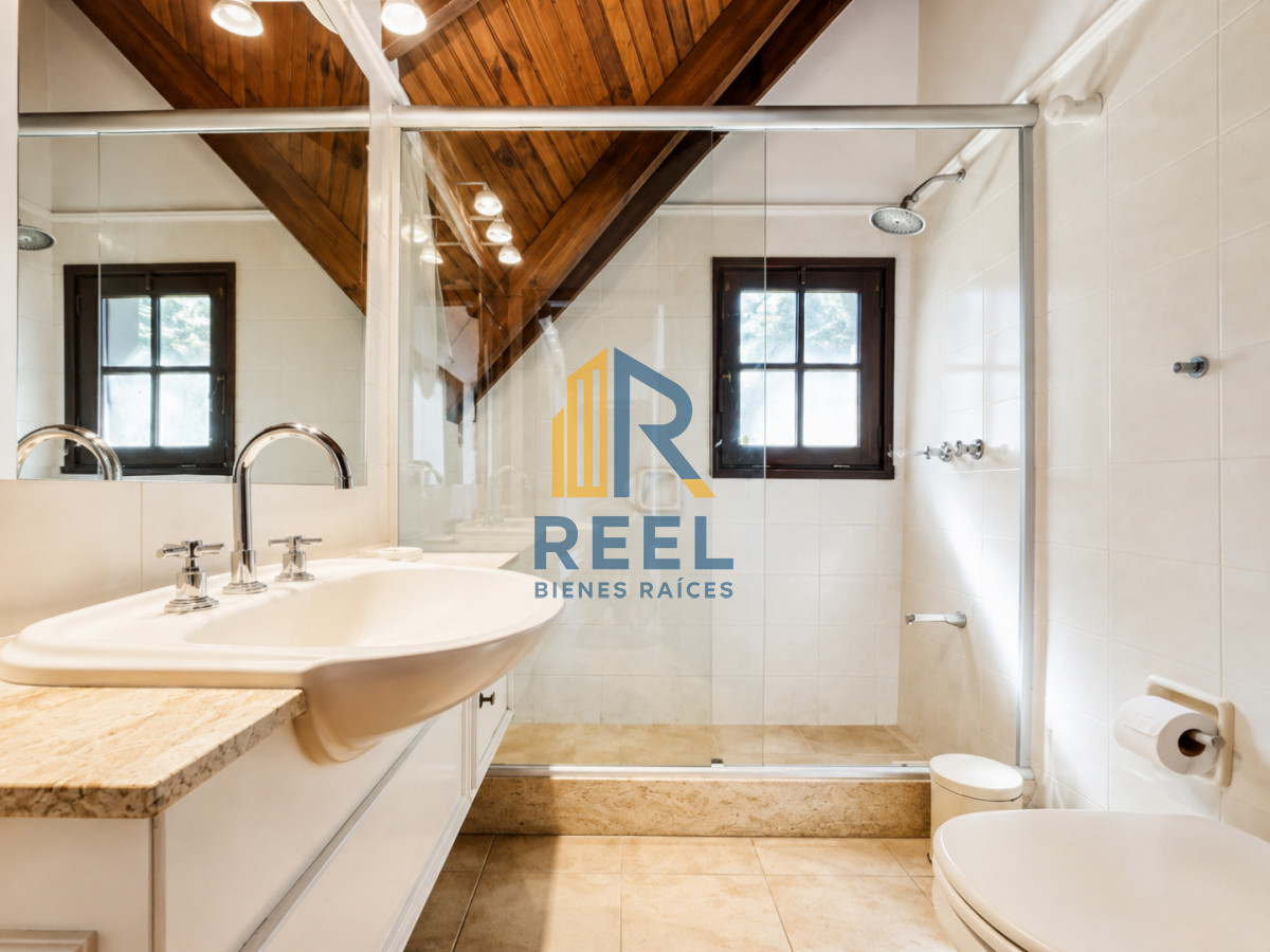 Casa ID.55 - Chalet de 5 Dormitorios y Piscina Climatizada en Punta del Este