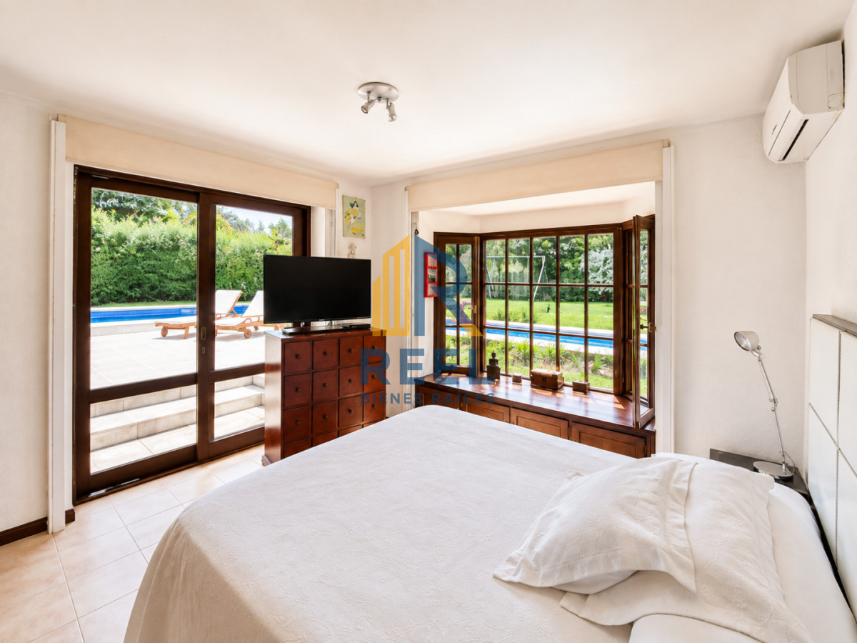 Casa ID.55 - Chalet de 5 Dormitorios y Piscina Climatizada en Punta del Este