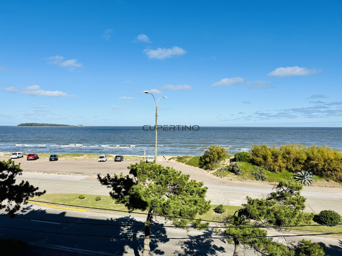 Apartamento ID.181 - Venta de apartamento sobre primera fila de Mar en Playa Mansa. tres dormitorios