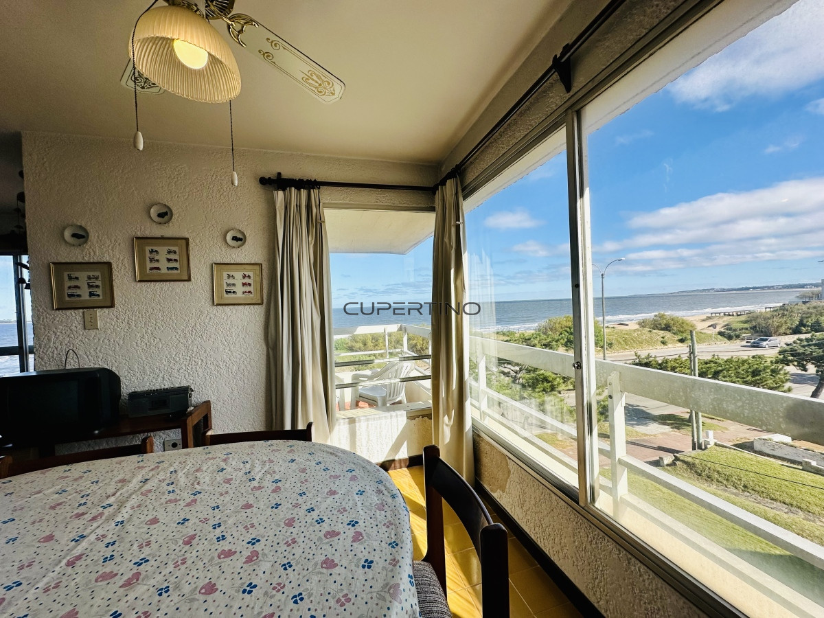 Apartamento ID.181 - Venta de apartamento sobre primera fila de Mar en Playa Mansa. tres dormitorios