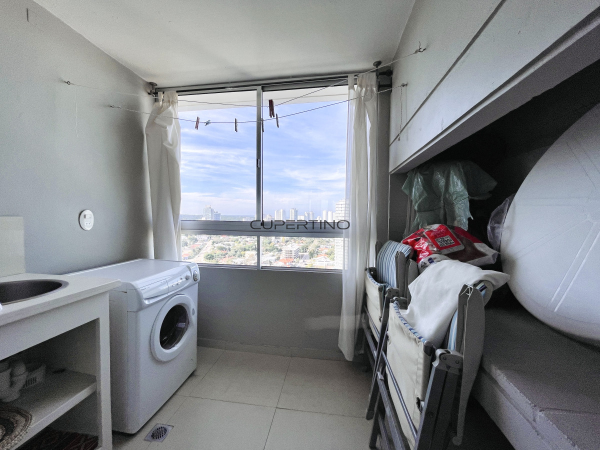 Apartamento ID.2319 - Apartamento de 2 Dormitorios, Vista al Mar y Parrillero en Playa Mansa, Venta