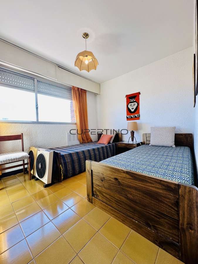 Apartamento ID.181 - Venta de apartamento sobre primera fila de Mar en Playa Mansa. tres dormitorios