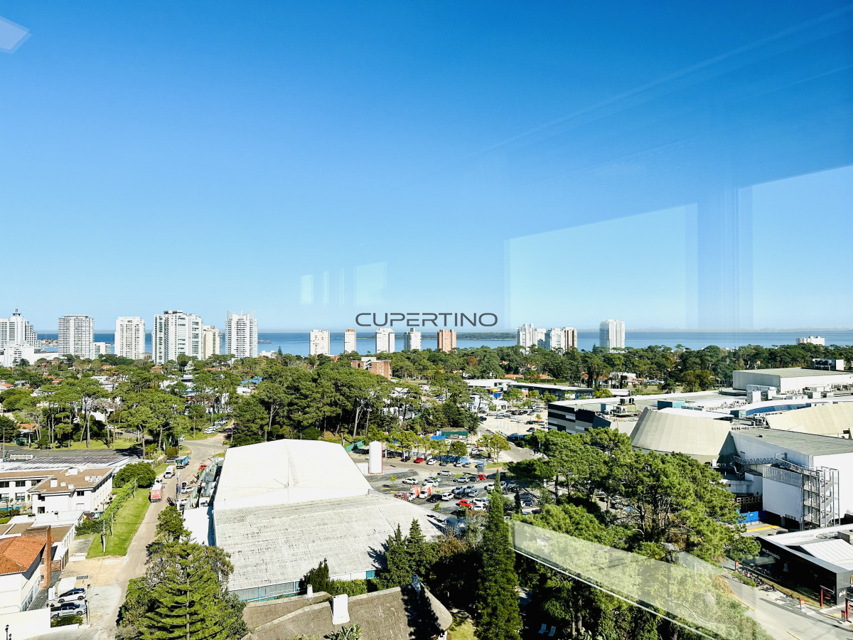 Apartamento ID.2524 - Venta de magnífico apartamento de 3 dormitorios más dependencia en Roosevelt, Punta del Este