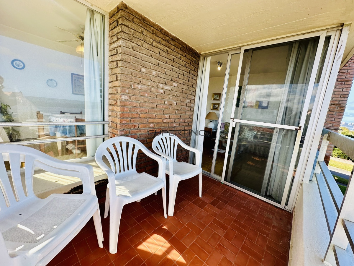 Apartamento ID.181 - Venta de apartamento sobre primera fila de Mar en Playa Mansa. tres dormitorios