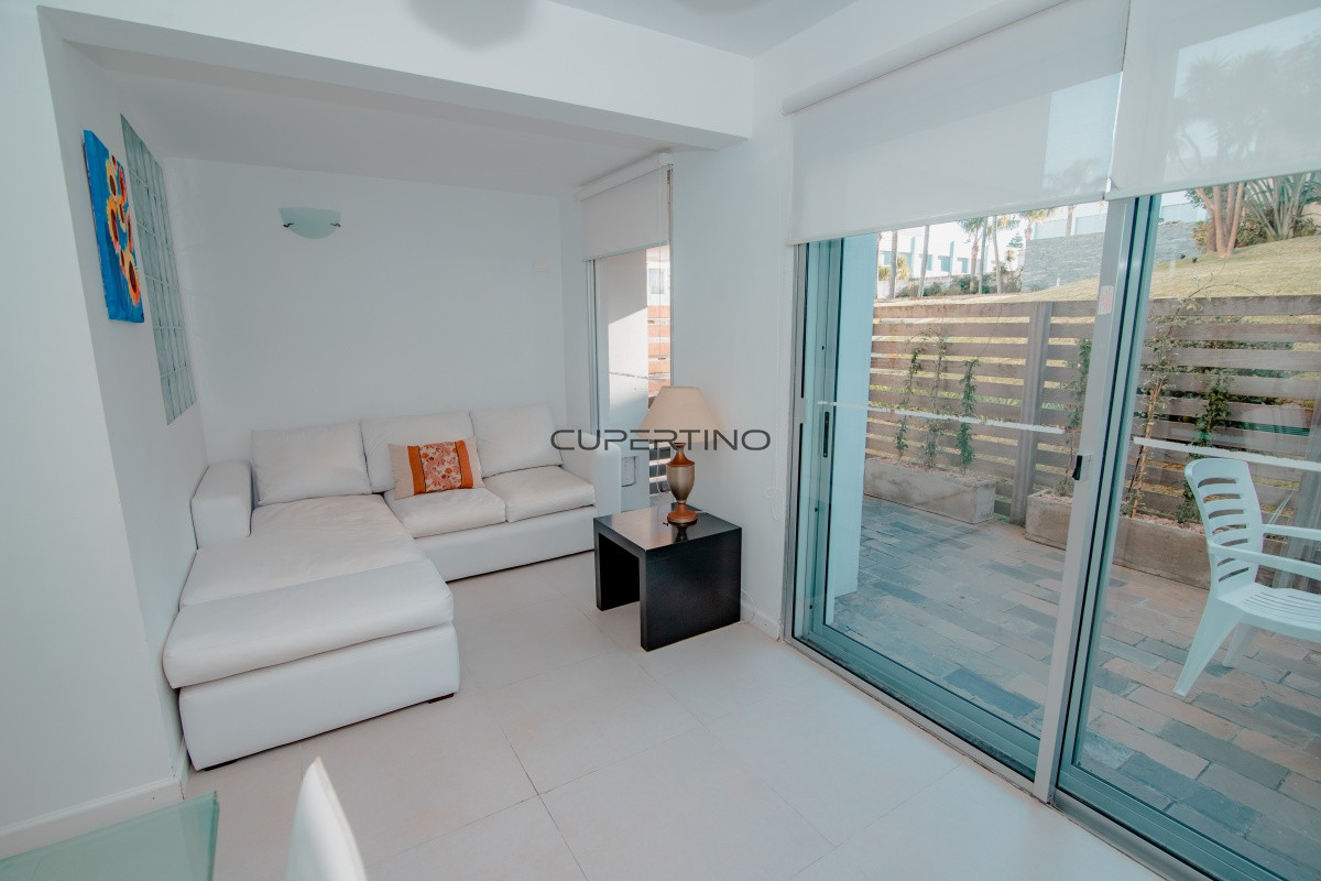 Apartamento ID.1138 - Oportunidad en Venta de Apartamento de planta baja con salida al jardín de tres dormitorios en Playa Montoya