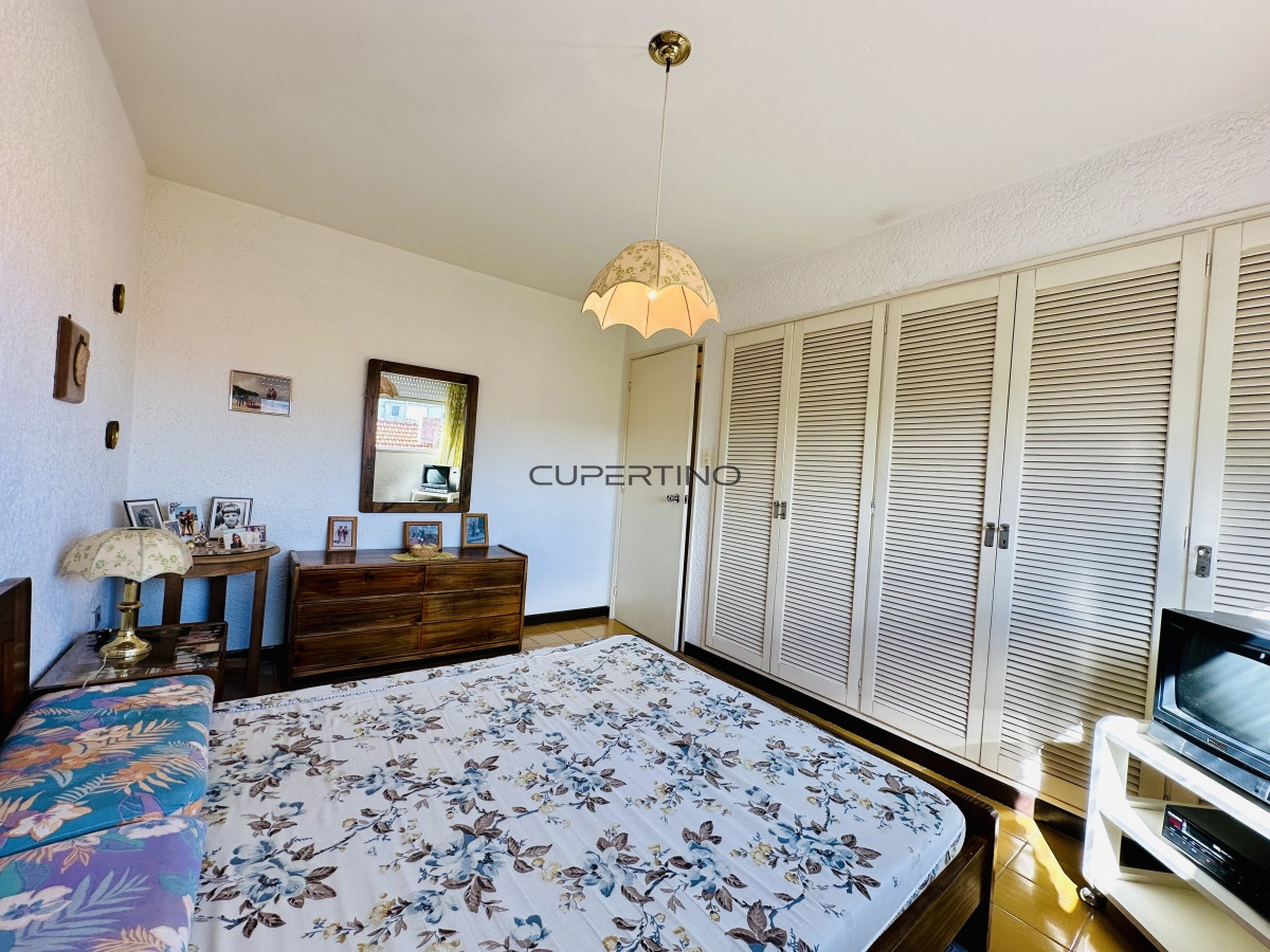Apartamento ID.181 - Venta de apartamento sobre primera fila de Mar en Playa Mansa. tres dormitorios