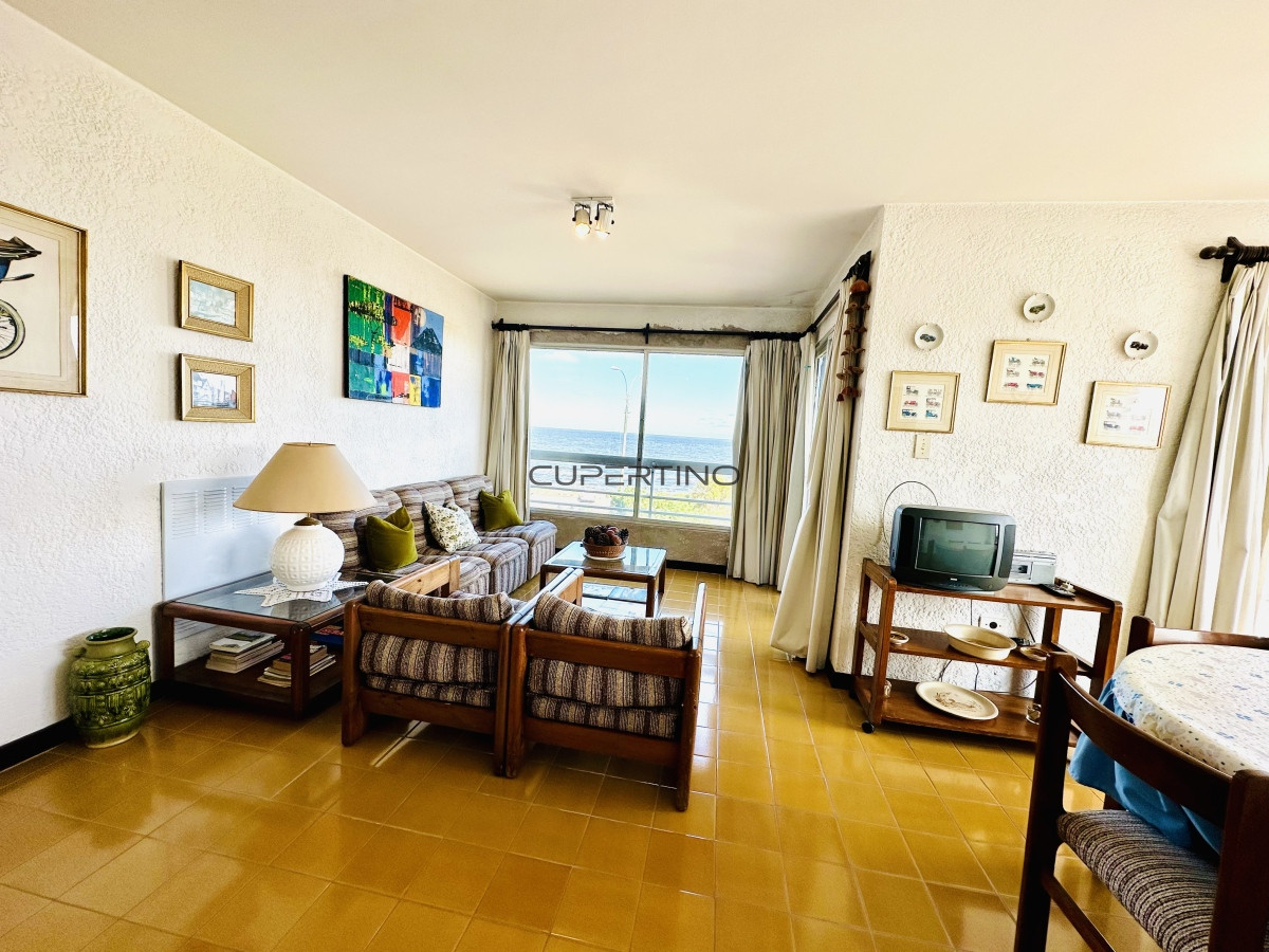 Apartamento ID.181 - Venta de apartamento sobre primera fila de Mar en Playa Mansa. tres dormitorios