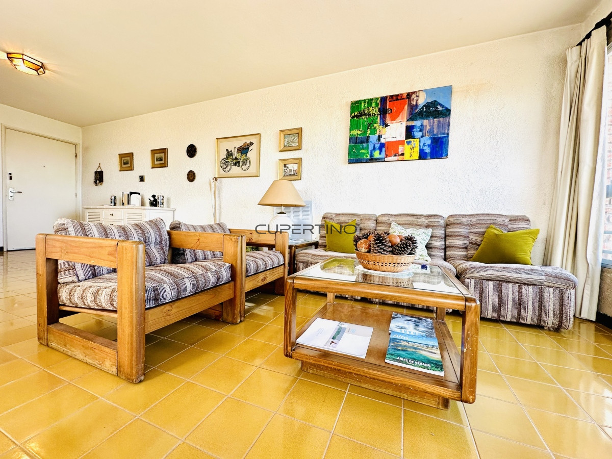 Apartamento ID.181 - Venta de apartamento sobre primera fila de Mar en Playa Mansa. tres dormitorios