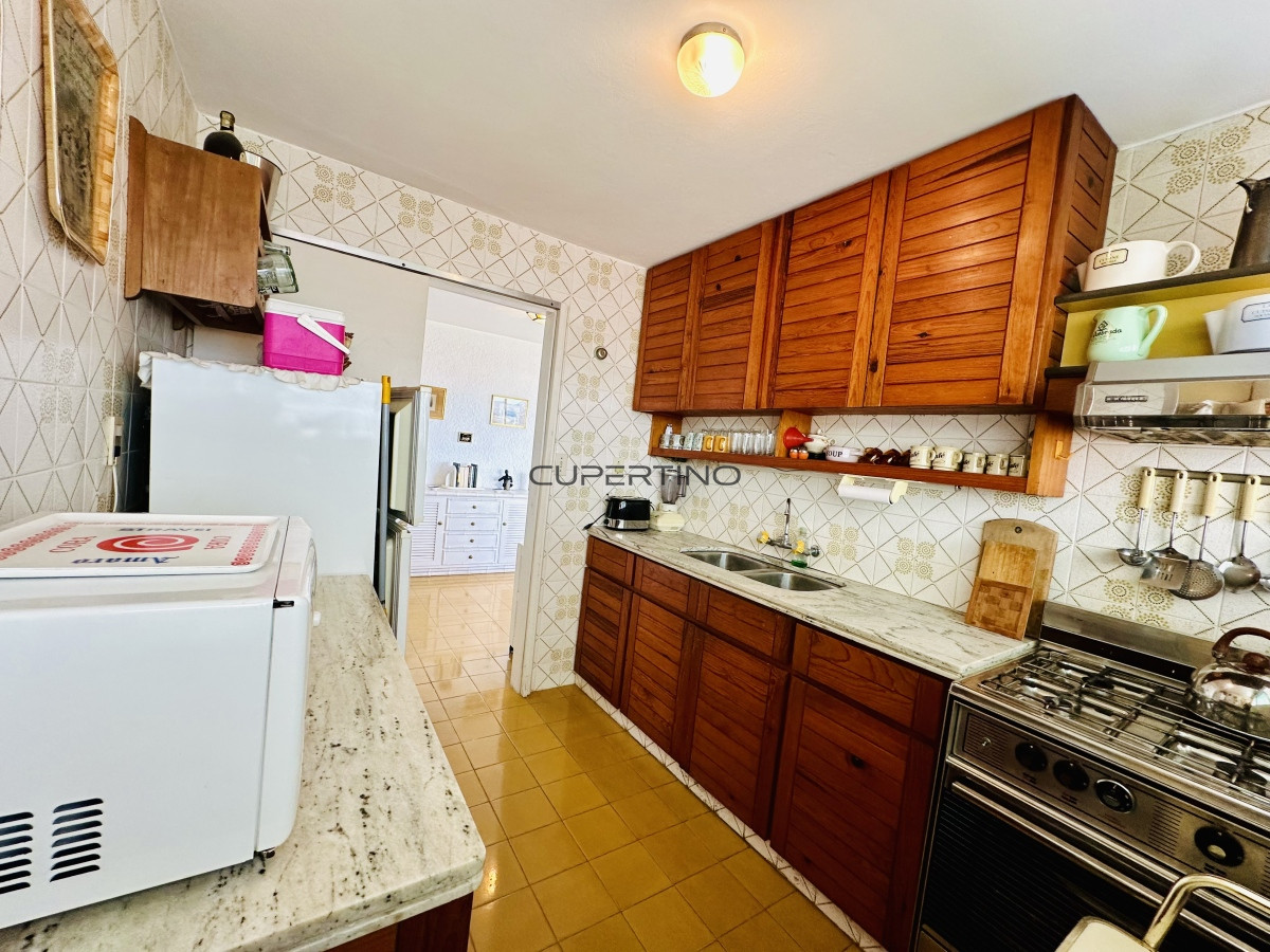 Apartamento ID.181 - Venta de apartamento sobre primera fila de Mar en Playa Mansa. tres dormitorios
