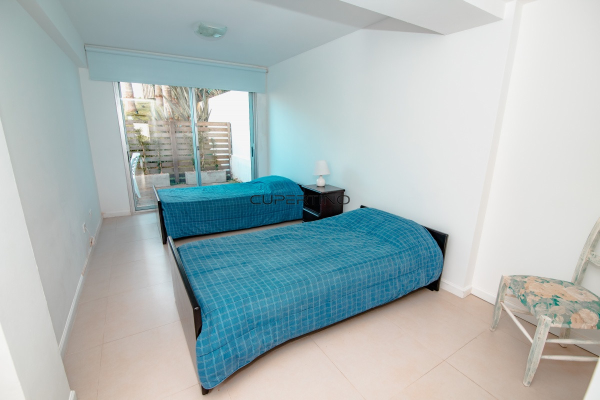 Apartamento ID.1138 - Oportunidad en Venta de Apartamento de planta baja con salida al jardín de tres dormitorios en Playa Montoya