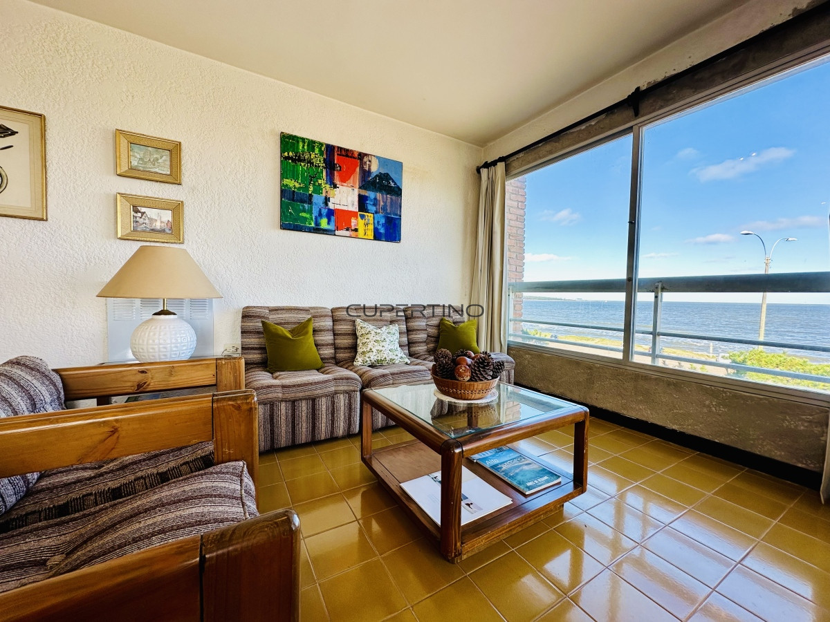 Apartamento ID.181 - Venta de apartamento sobre primera fila de Mar en Playa Mansa. tres dormitorios