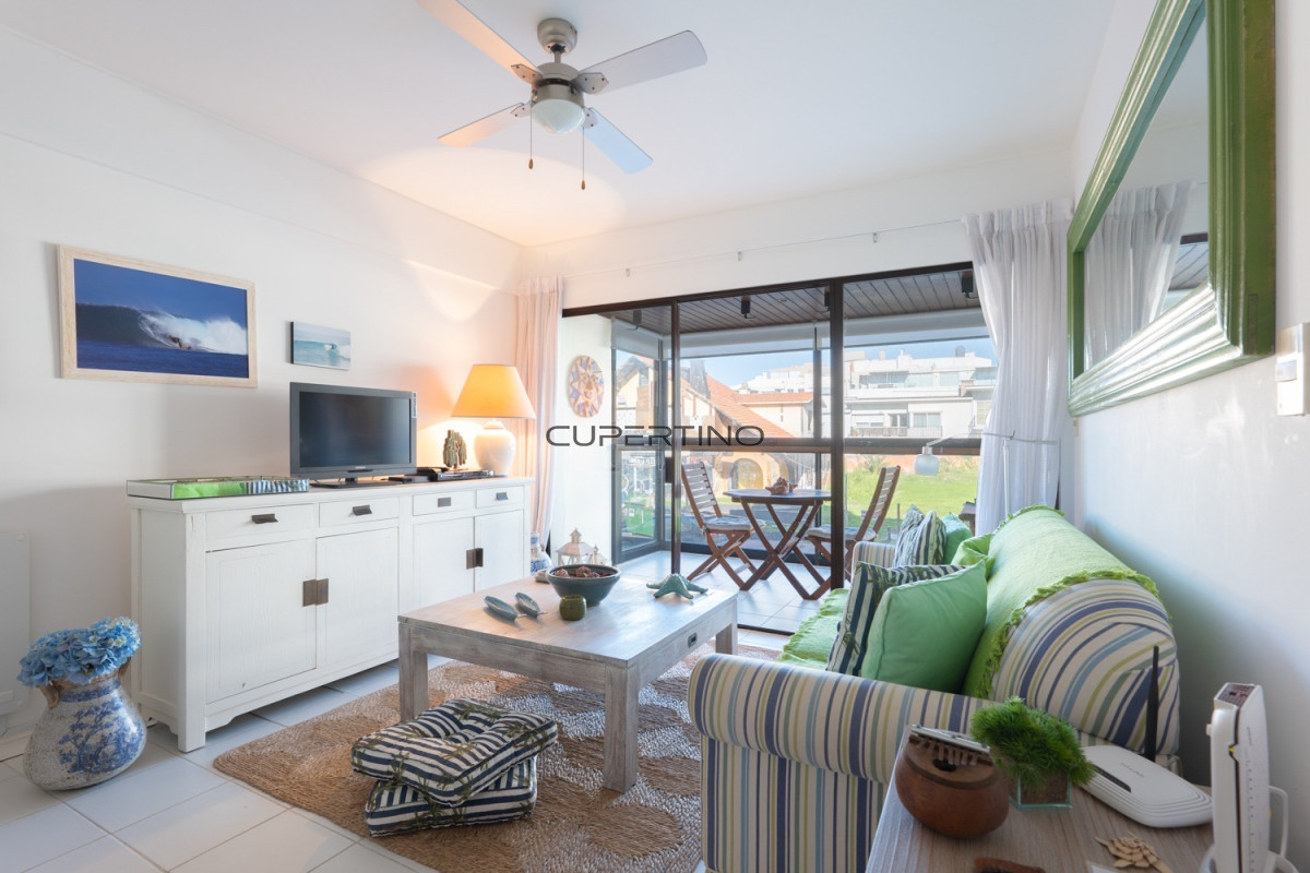 Apartamento ID.602 - Apartamento de 2 Dormitorios frente al Mar, en Venta, Península de Punta del Este