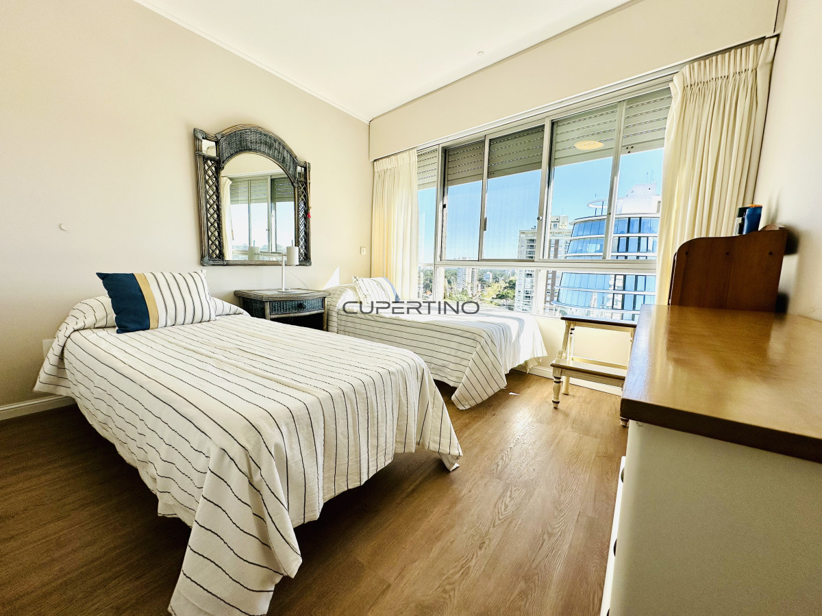 Apartamento ID.2524 - Venta de magnífico apartamento de 3 dormitorios más dependencia en Roosevelt, Punta del Este