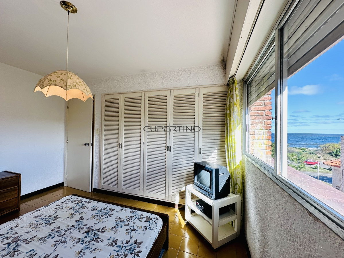 Apartamento ID.181 - Venta de apartamento sobre primera fila de Mar en Playa Mansa. tres dormitorios