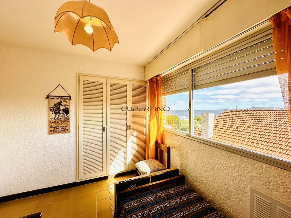 Apartamento ID.181 - Venta de apartamento sobre primera fila de Mar en Playa Mansa. tres dormitorios