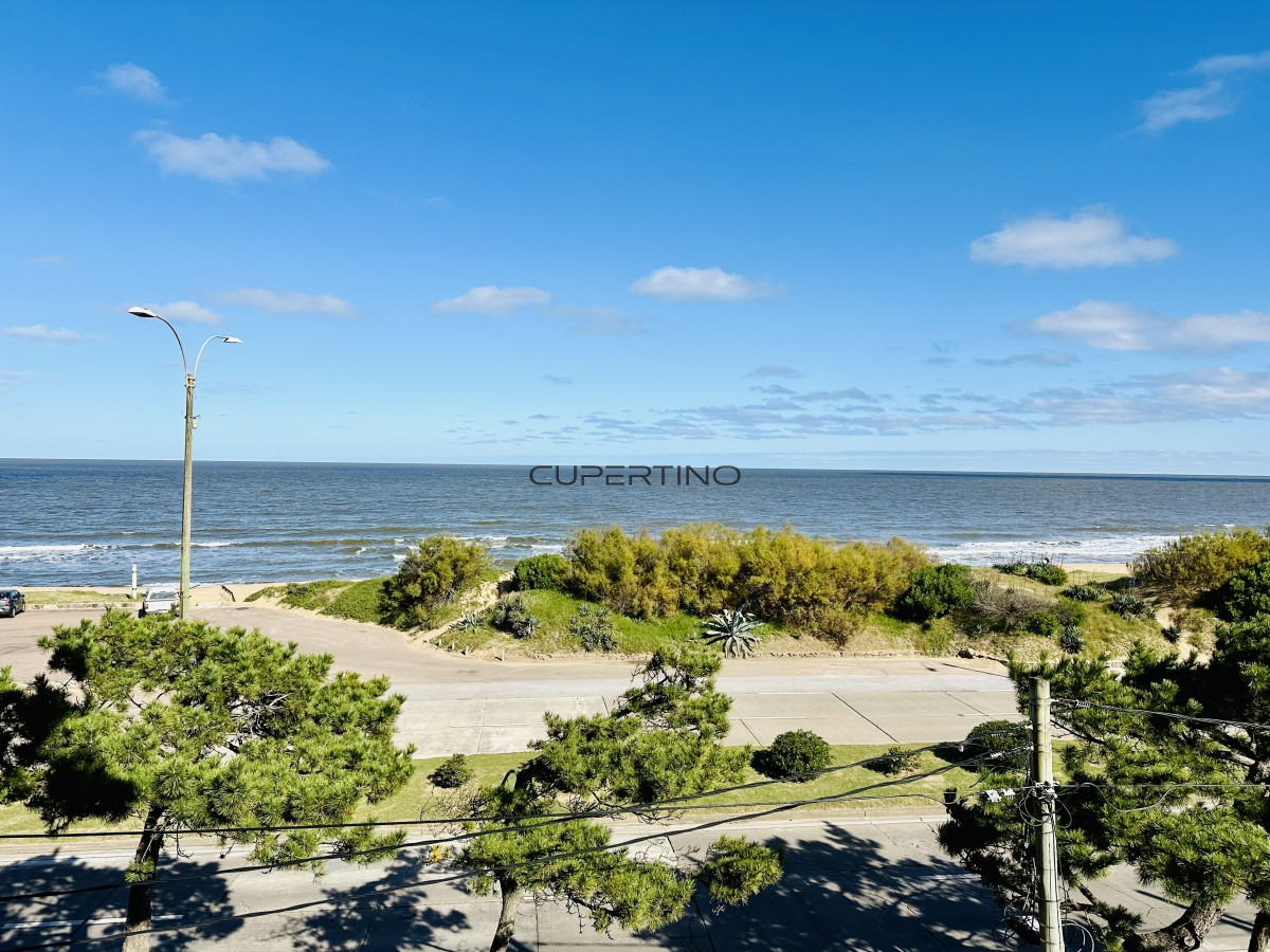 Apartamento ID.181 - Venta de apartamento sobre primera fila de Mar en Playa Mansa. tres dormitorios