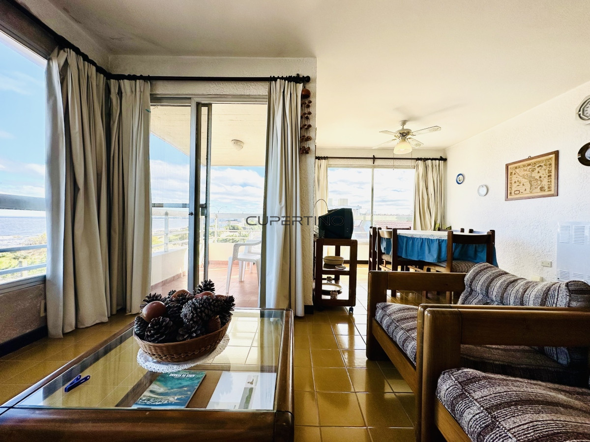 Apartamento ID.181 - Venta de apartamento sobre primera fila de Mar en Playa Mansa. tres dormitorios