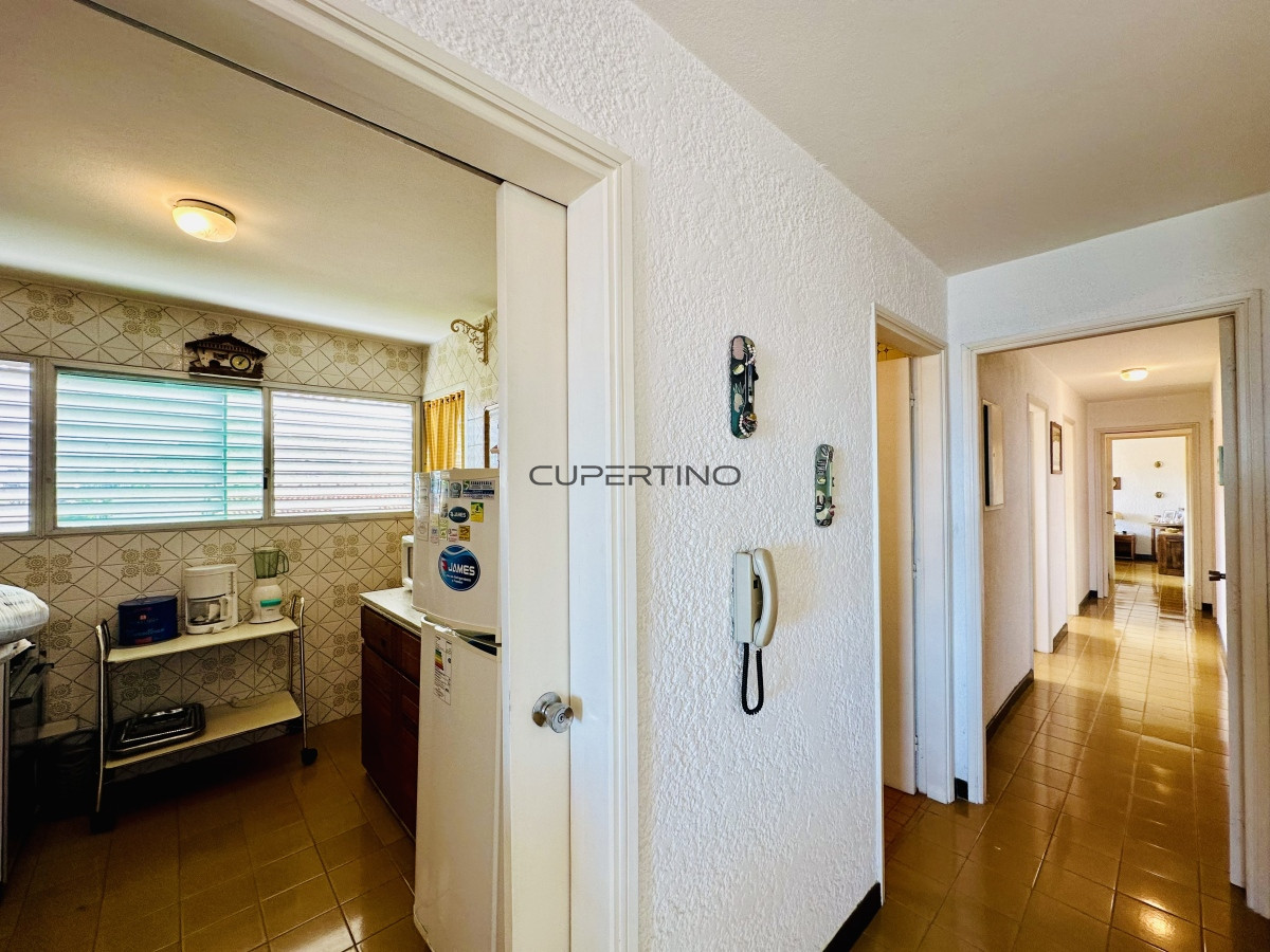 Apartamento ID.181 - Venta de apartamento sobre primera fila de Mar en Playa Mansa. tres dormitorios