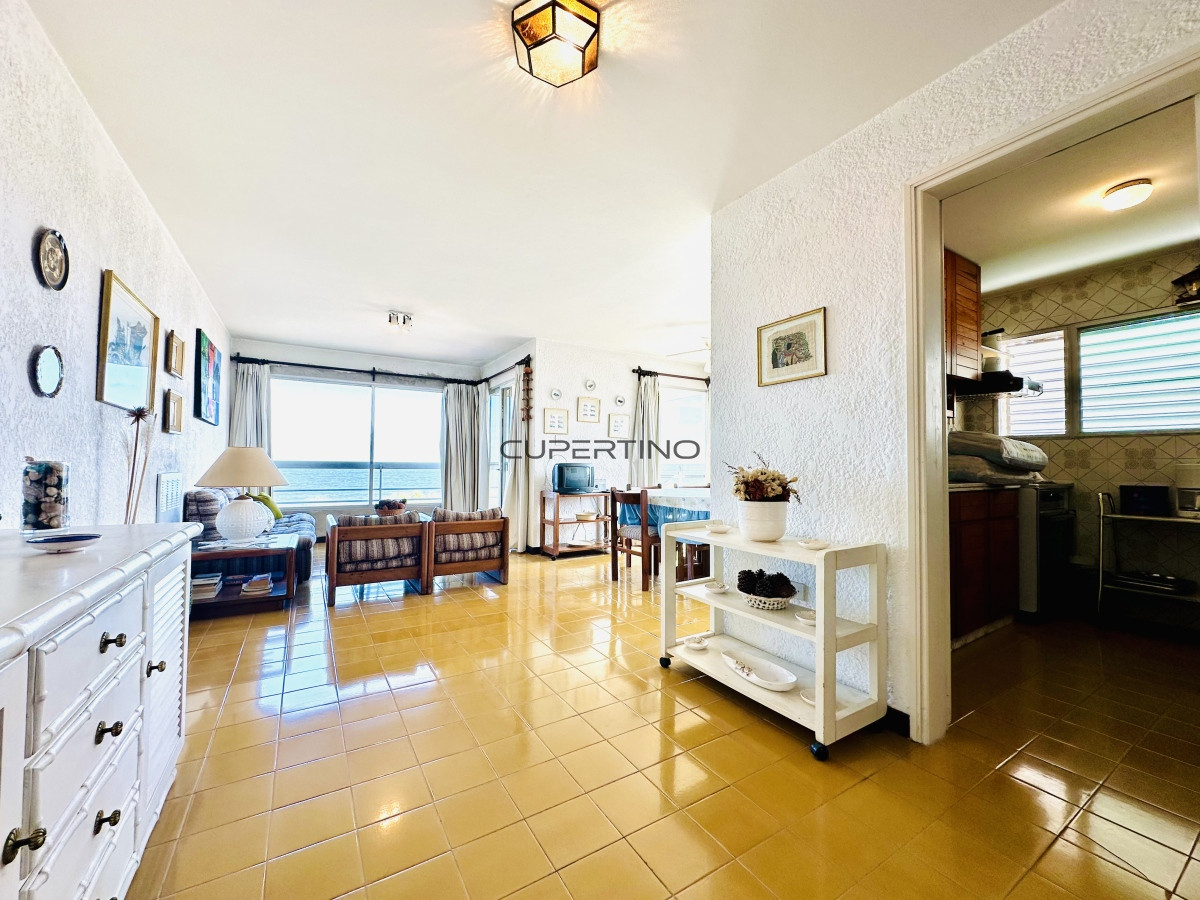 Apartamento ID.181 - Venta de apartamento sobre primera fila de Mar en Playa Mansa. tres dormitorios