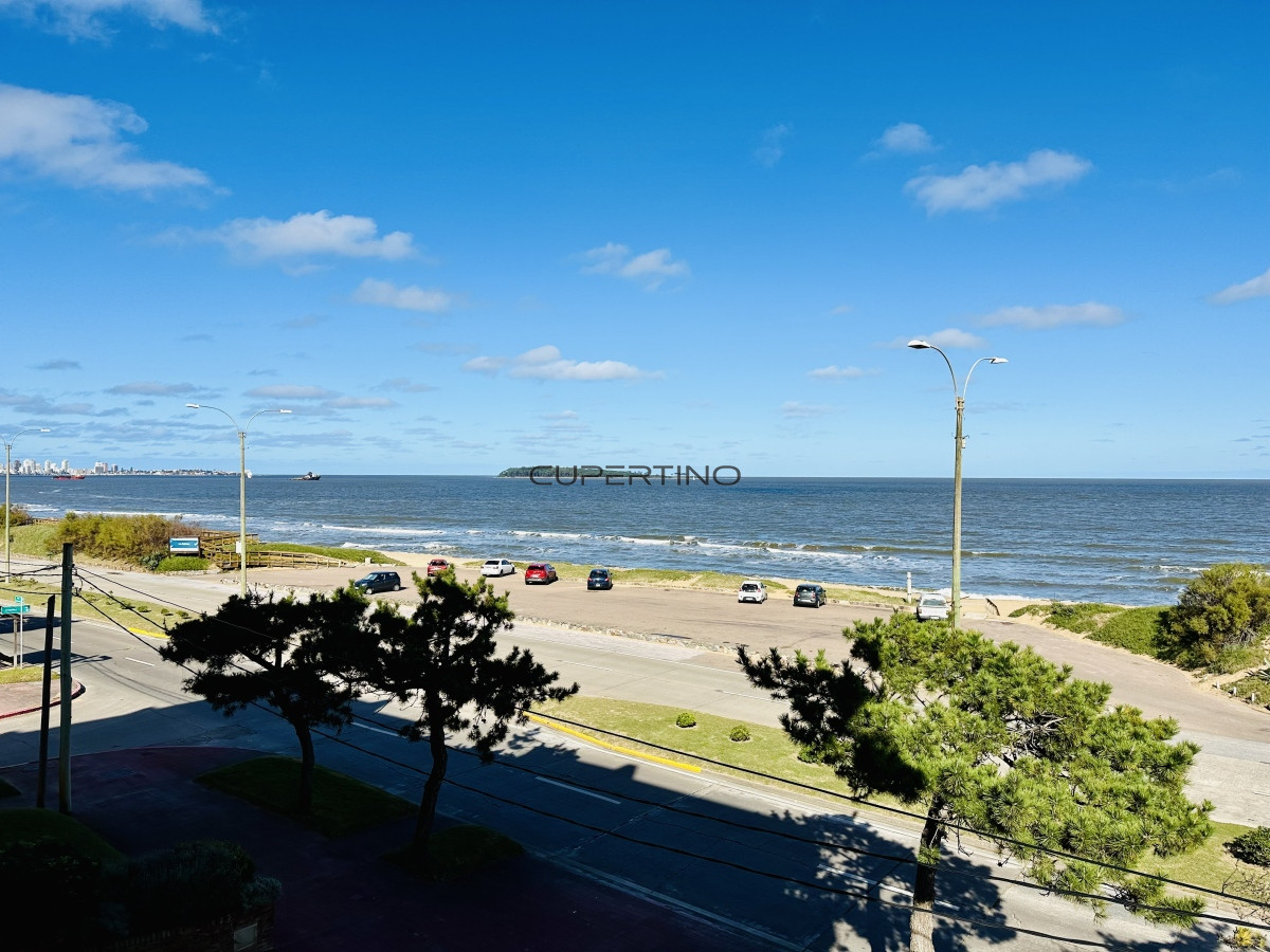 Apartamento ID.181 - Venta de apartamento sobre primera fila de Mar en Playa Mansa. tres dormitorios