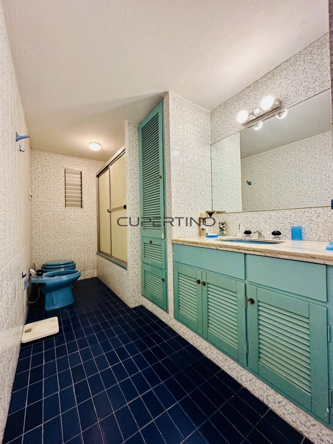 Apartamento ID.181 - Venta de apartamento sobre primera fila de Mar en Playa Mansa. tres dormitorios