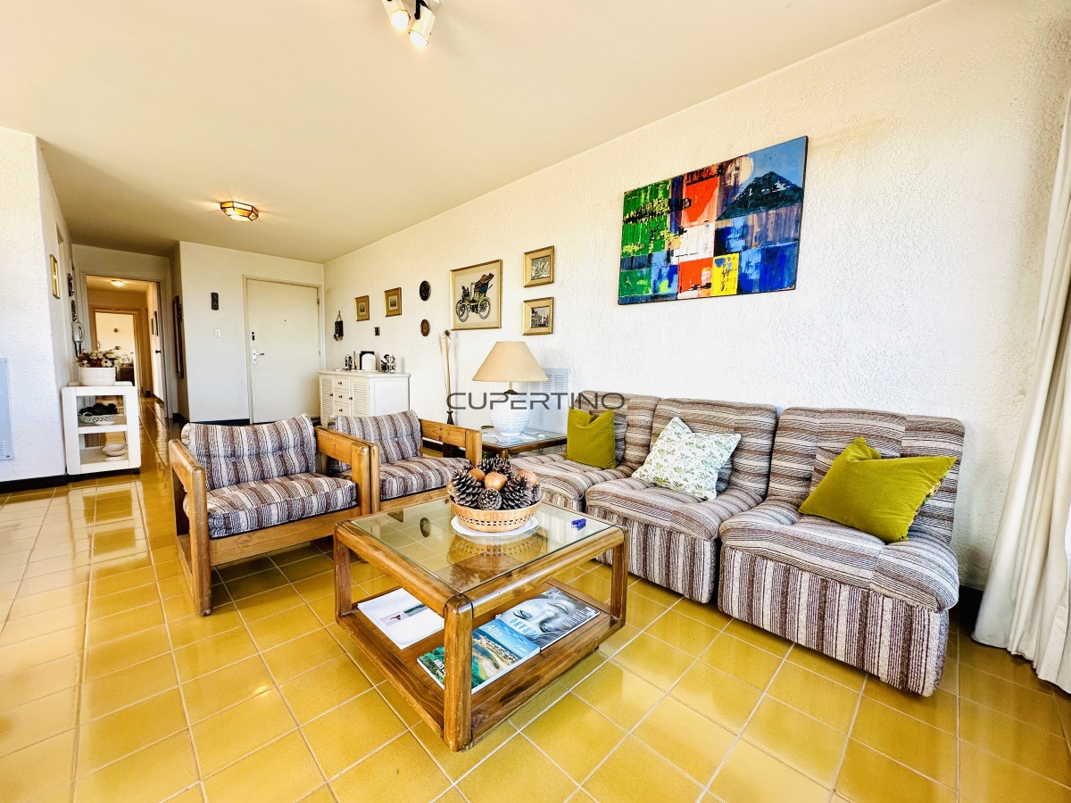 Apartamento ID.181 - Venta de apartamento sobre primera fila de Mar en Playa Mansa. tres dormitorios