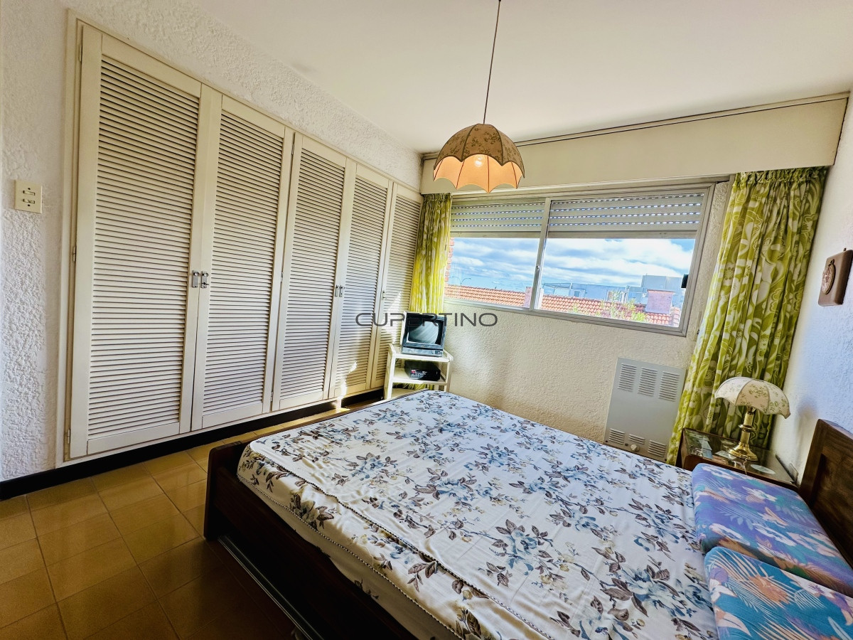 Apartamento ID.181 - Venta de apartamento sobre primera fila de Mar en Playa Mansa. tres dormitorios